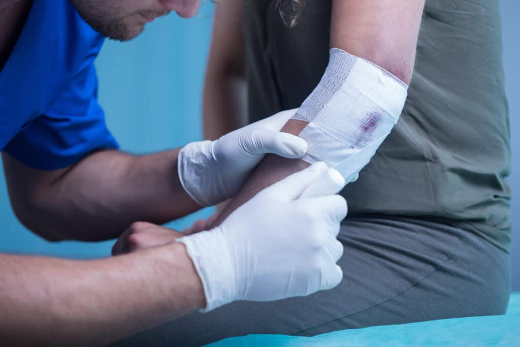 doctor dresses a wound regardless of the types of drainage